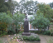 памятник Панасу Мирному